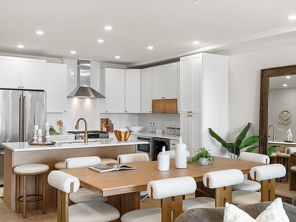 4th image of 323 E Oak Ave #202