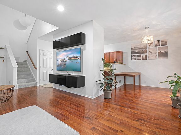 5th image of 204 Southwicke Dr