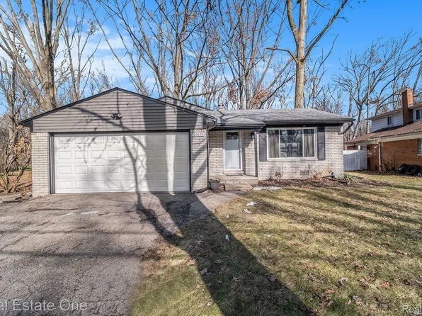 20620 Woodburn Dr, Southfield, MI 48075