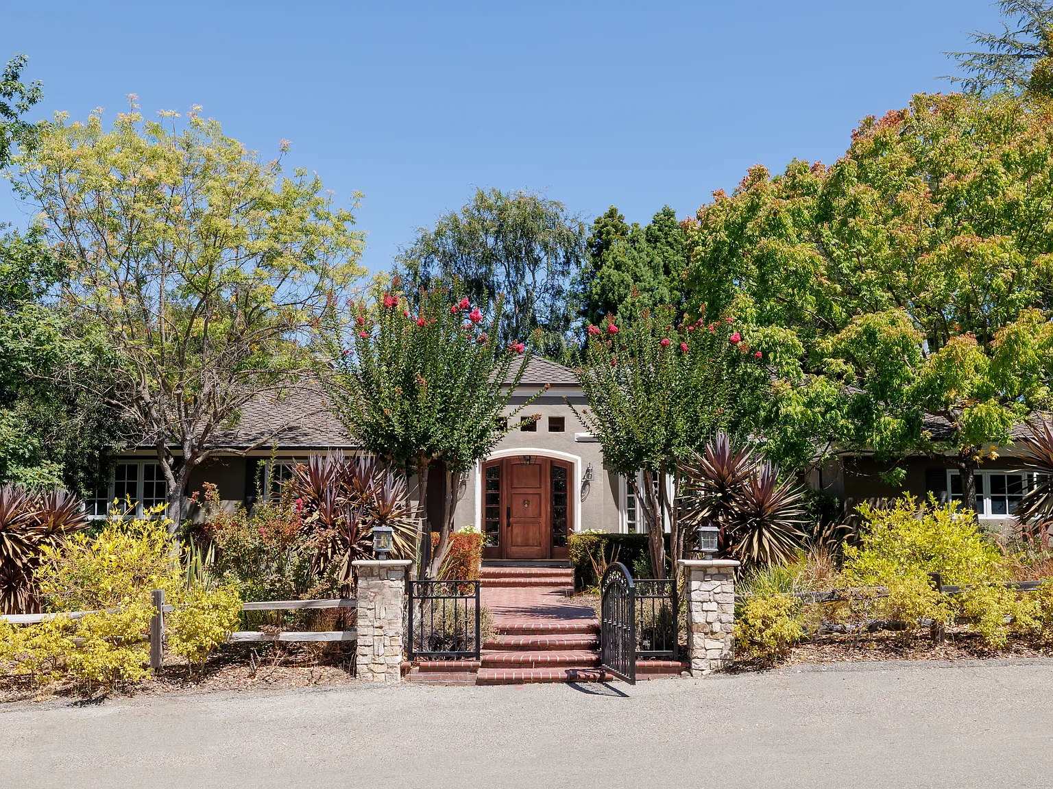 5 bed, 3.5 bath, 3800 sqft, $25,000 — Photo 1