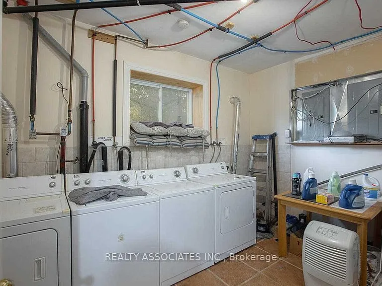 374 Irene Dr — Photo 4