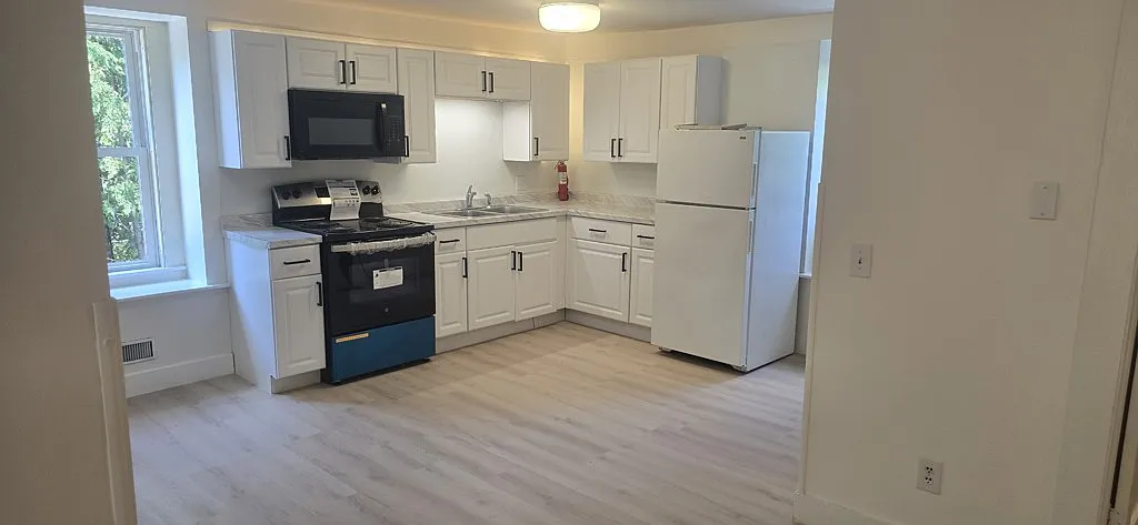 Charming 2-Bedroom Apartment with Heat and Hot Water included in quaint Montpelier, Vermont with ... — Photo 2