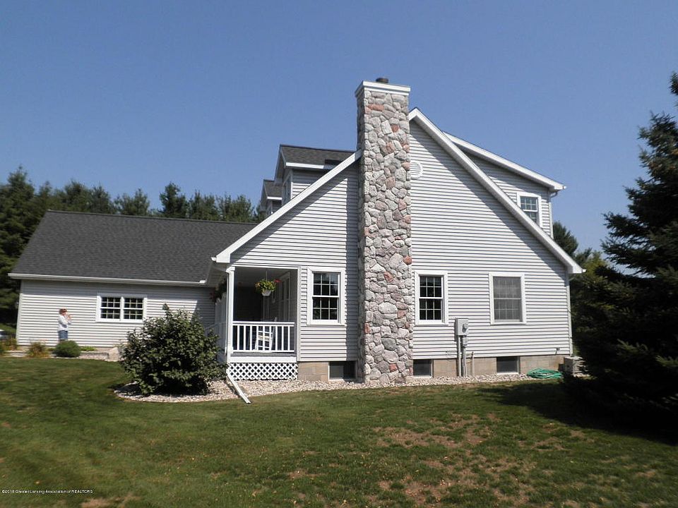 2nd image of 302 N Wheaton Rd