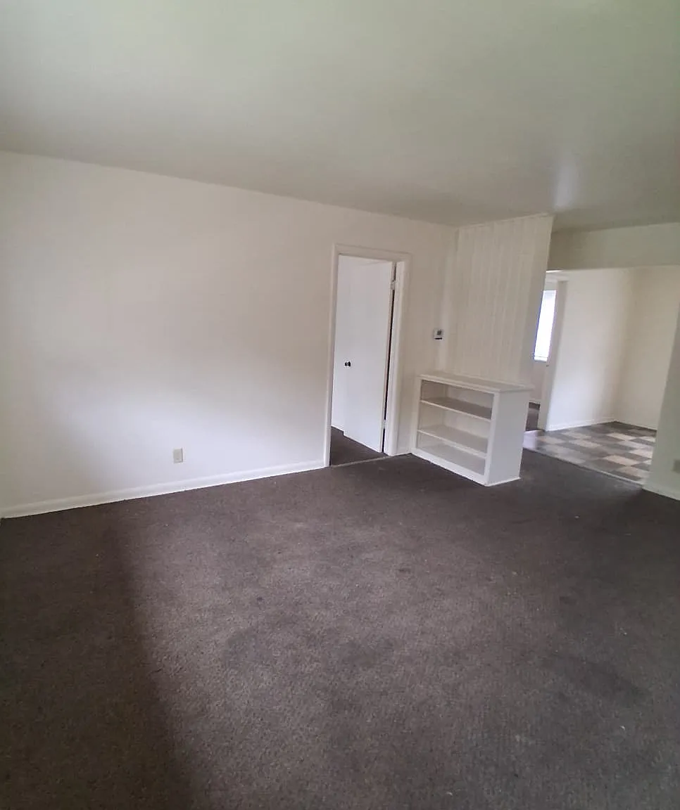 8127 W Thurston Ave — Photo 2