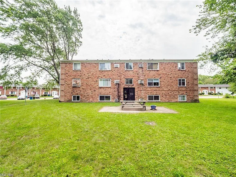 652 S Shore Ct — Photo 15