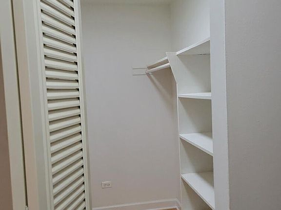 4th image of 432 W Wellington Ave #305