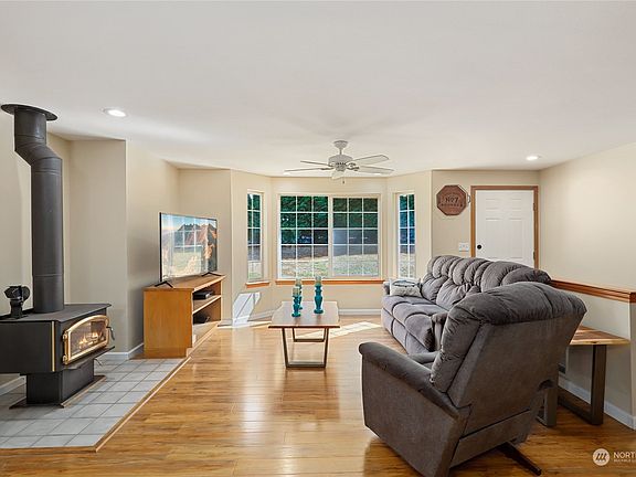 5th image of 21609 Howard Avenue NE