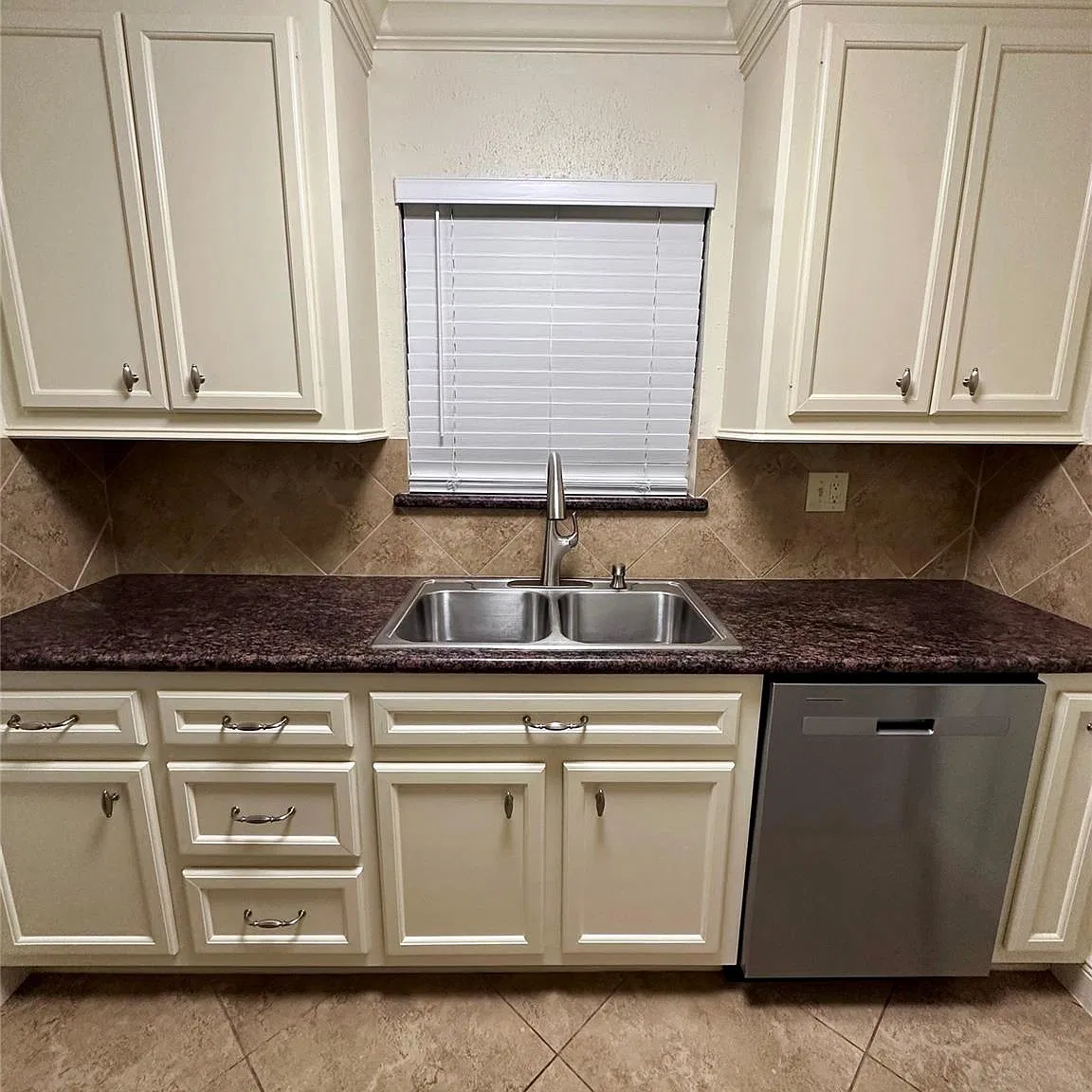 1 bed, 1.0 bath, 569 sqft, $950 — Photo 2