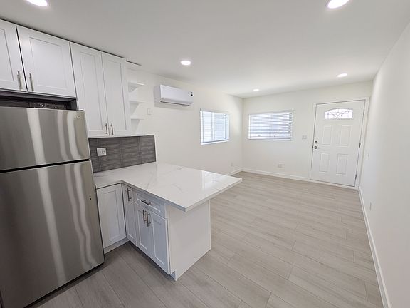5th image of 414 E Puente St
