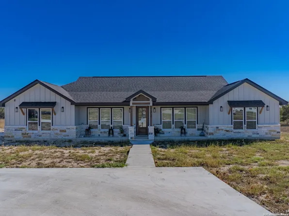 732 lake valley, La Vernia, TX 78121