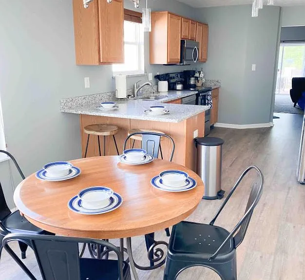 458 Vernon Pl — Photo 6