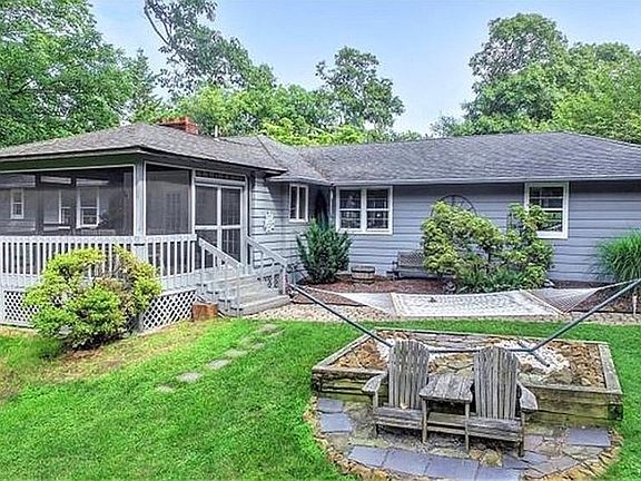 3rd image of 475 Johnston Dr