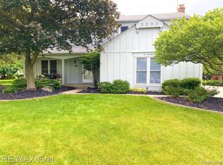 1017 Barneswood Ln, Rochester Hills, MI 48306
