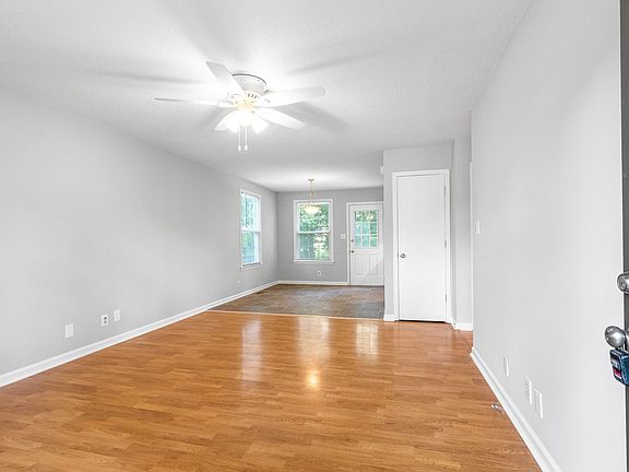 3rd image of 354 Woodale Dr