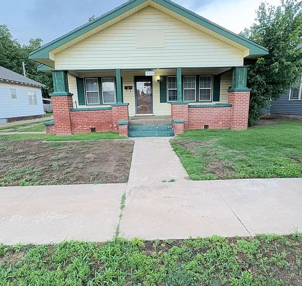 1326 W Elm Ave — Photo 1