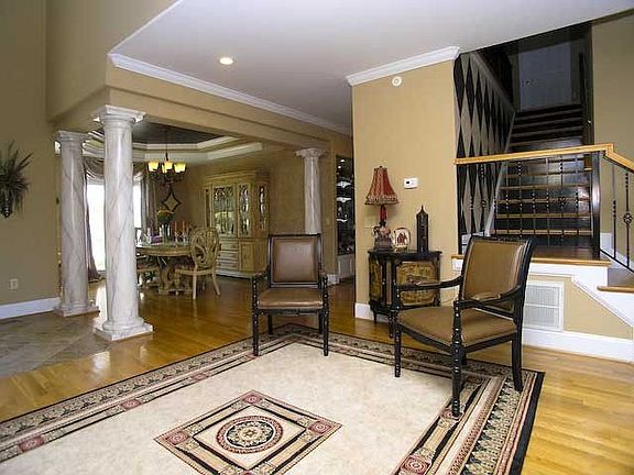 3rd image of 185 Knoxview Ln