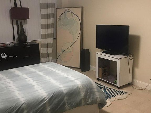 4th image of 2025 NE 164th St APT 610