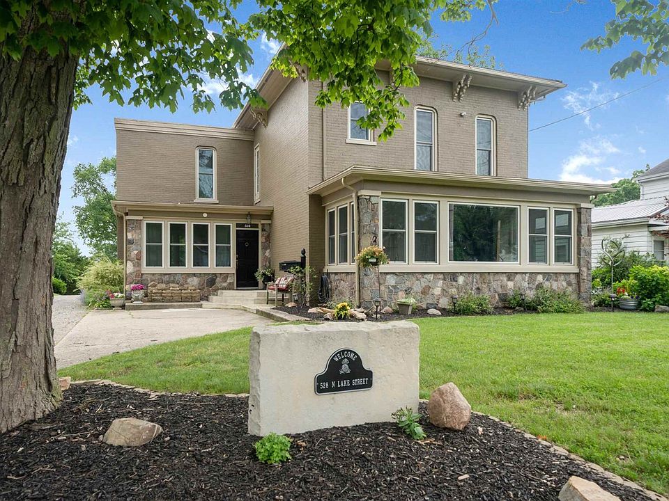 Center Lake Lakefront Home