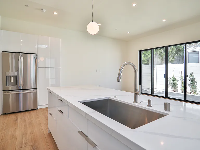 Large stainless steel undermount sink