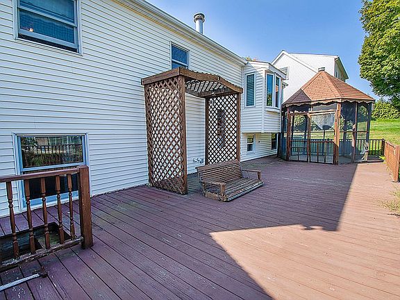 Large deck w/enclosed gazebo
