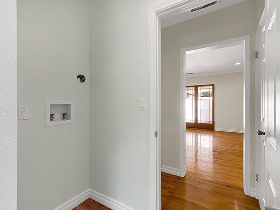 4th image of 2636 Montrose Ave