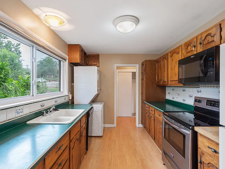 1221 Mount View Ln — Photo 2