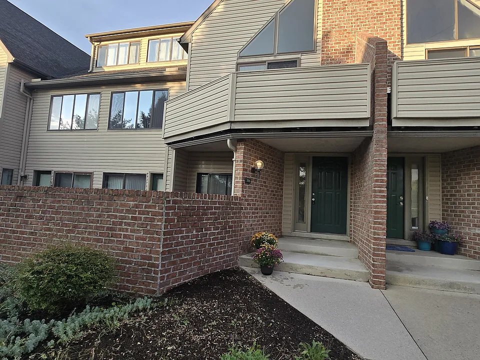 306 Cherrington Dr