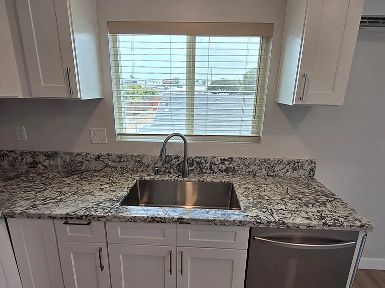 1656 Evergreen Ave #B — Photo 3