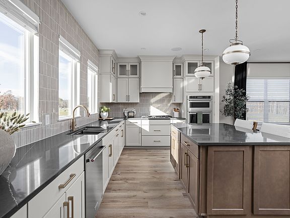 Chef s Kitchen with Eat-In Island