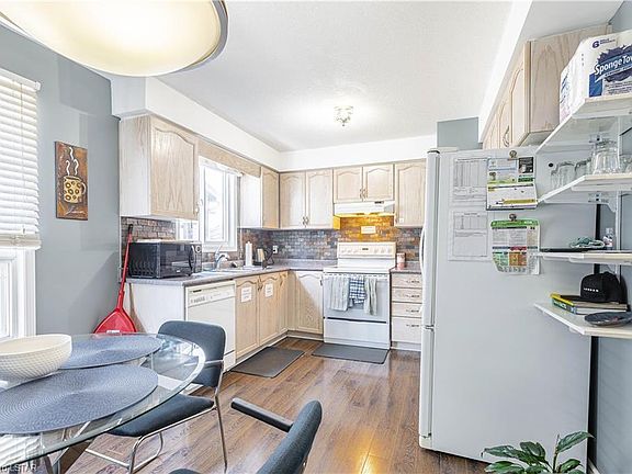 2nd image of 223 Simpson Cres
