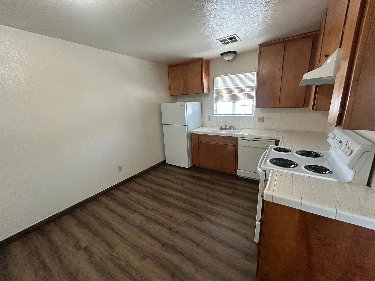 2 bed, 1.0 bath, 800 sqft, $1,295 — Photo 2