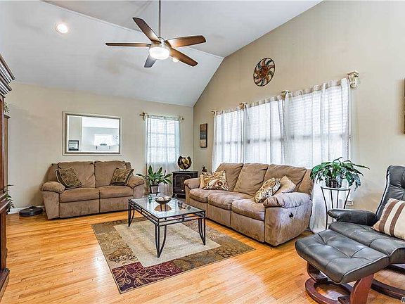 3rd image of 50 Longfellow Dr