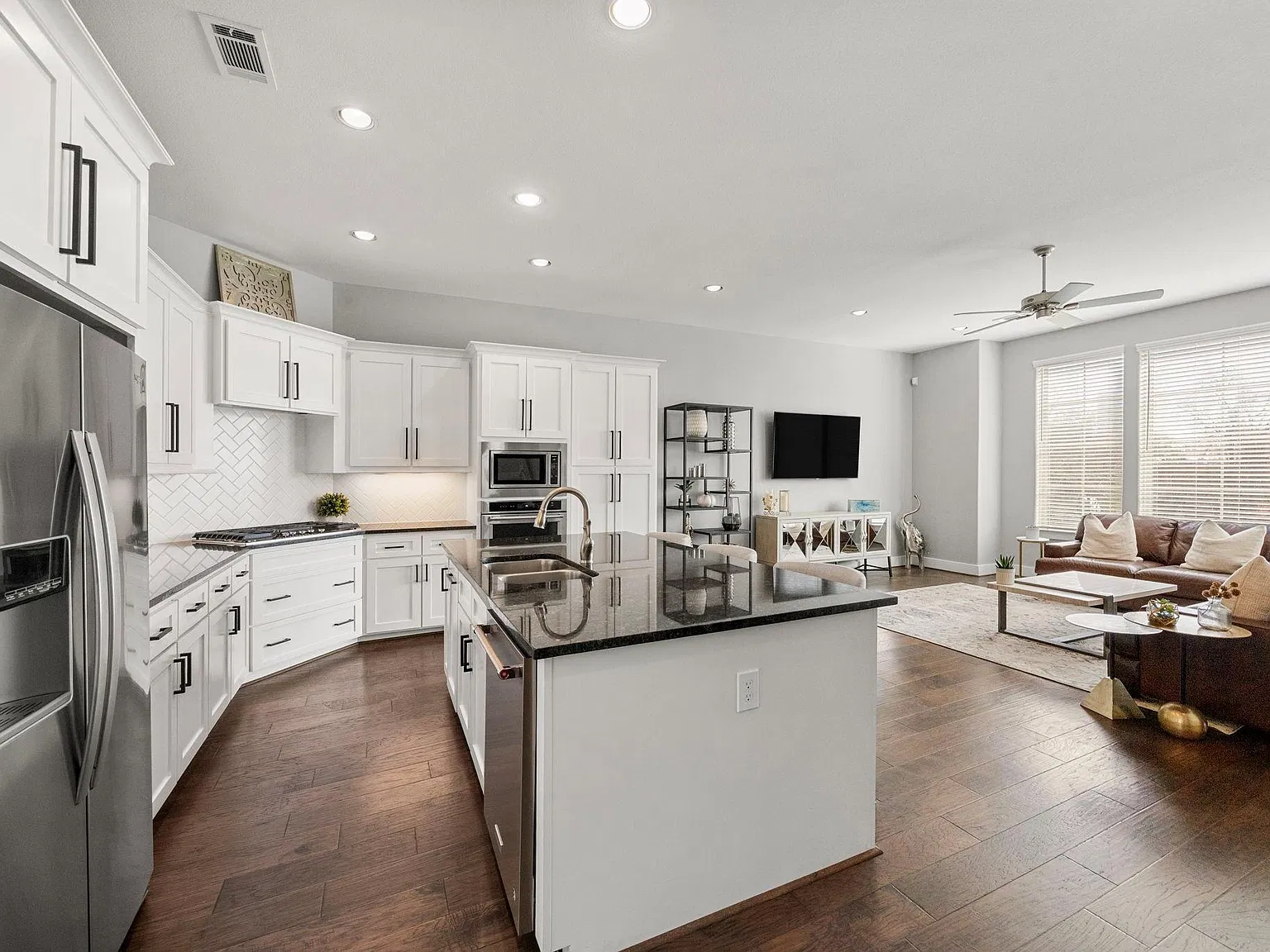 4 bed, 3.5 bath, 2712 sqft, $3,700 — Photo 4