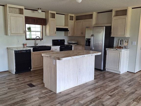 4th image of 710 Tamarack Dr