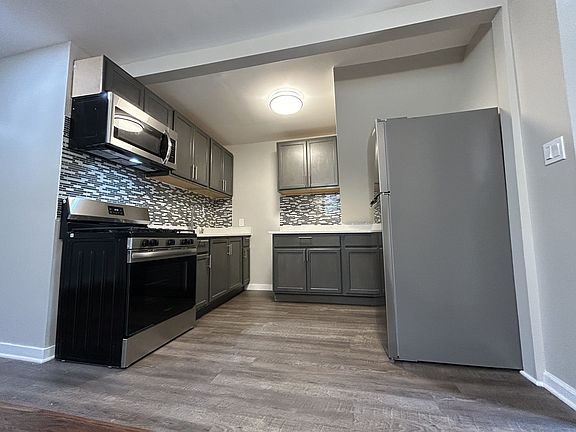 4th image of 4834 N Ridgeway Ave #3