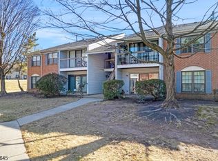 51 Crabapple Ln, Franklin Park, NJ 08823