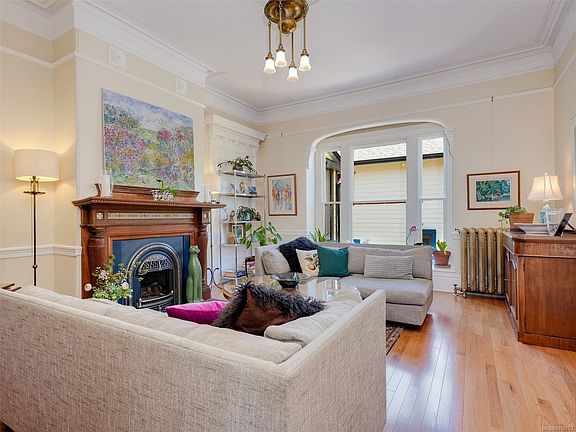 5th image of 224 Superior St #2