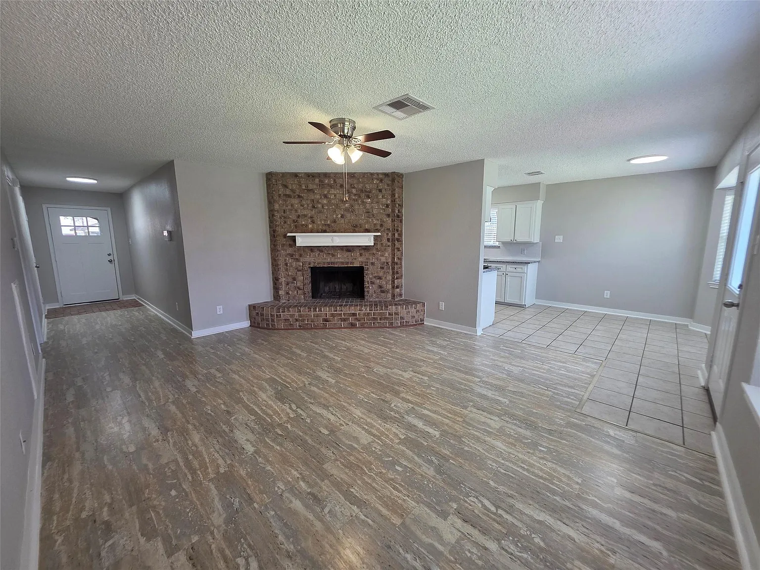 3 bed, 2.0 bath, 1310 sqft, $2,095 — Photo 3