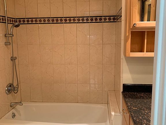 Main house: 2nd bathroom