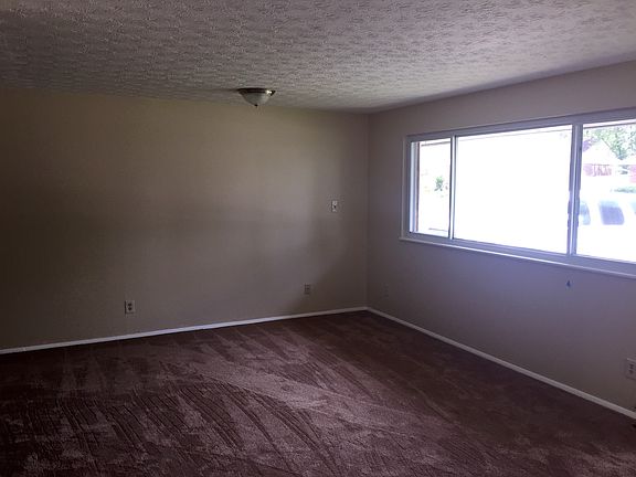 1669 Kaiser Family Room