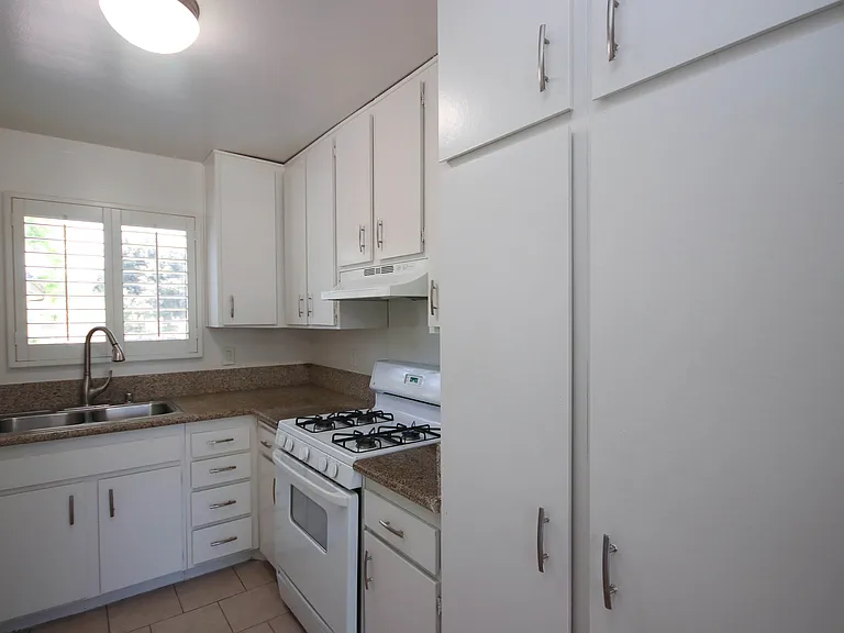 542 N Orange Grove Blvd — Photo 9