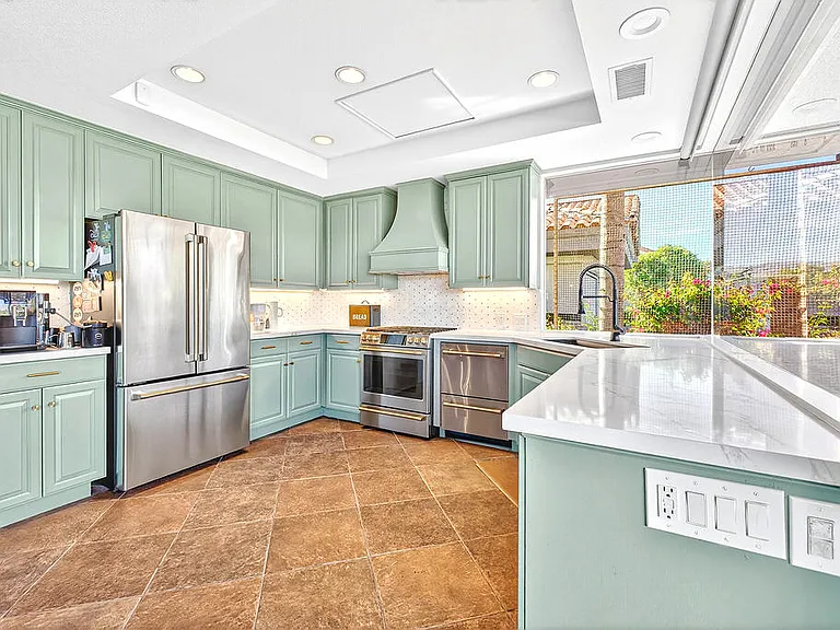 10 Colonial Dr — Photo 12