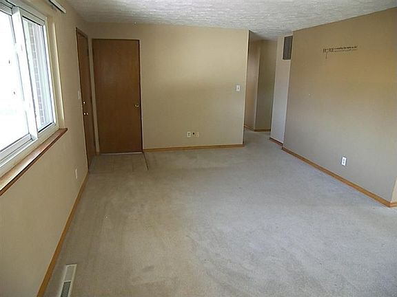 3rd image of 714 Cherry Blossom Dr