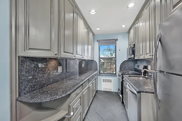 Sold by REMAX Elite | media 8