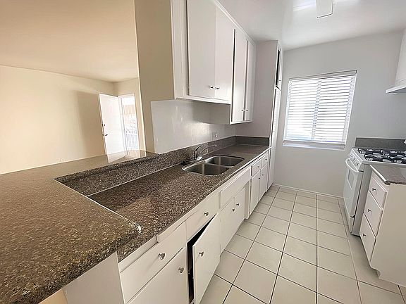 5th image of 4821 Rosewood Ave APT 3