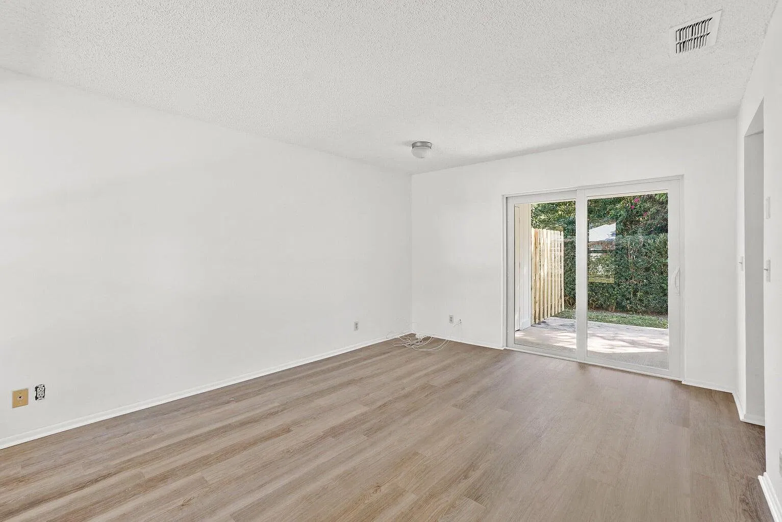 1 bed, 1.0 bath, 680 sqft, $1,800 — Photo 2