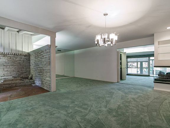 5th image of 323 Oak Glen Dr
