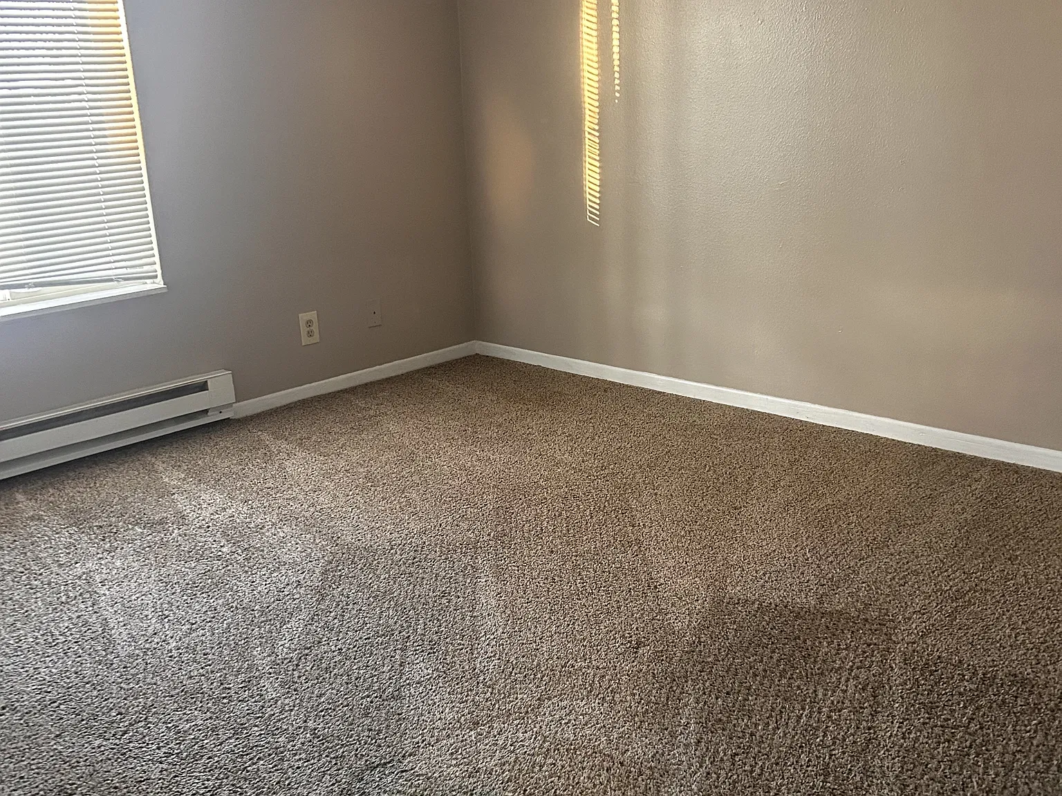 Eaglewood Court Apartments — Photo 4
