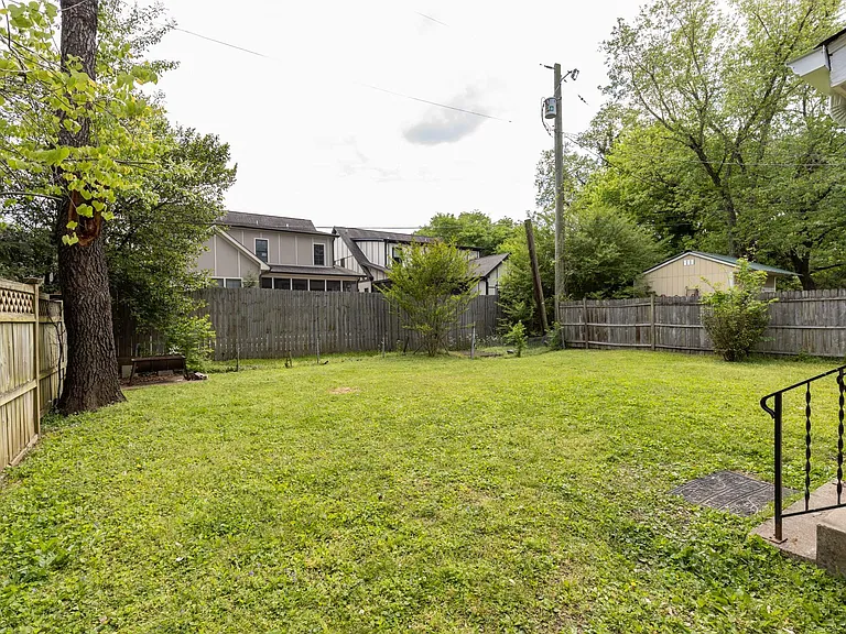 1109 Maplehurst Ln — Photo 25