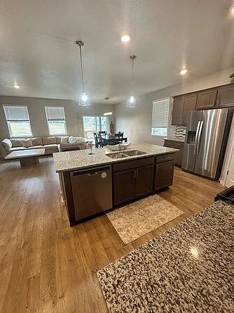 3 bed, 1696 sqft, $4,000 — Photo 4